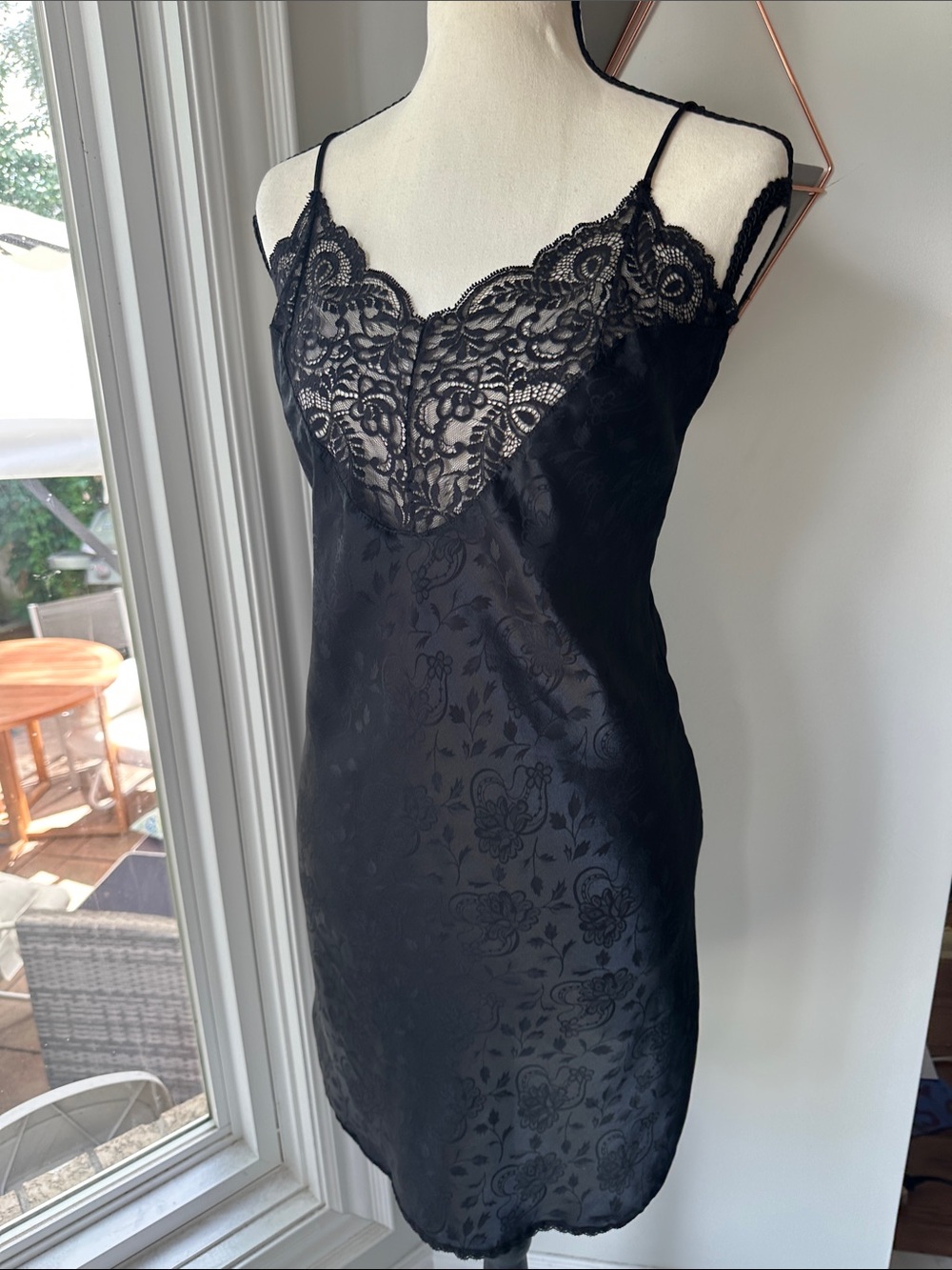 VINTAGE WARNER’S Delicate Black Lace-Trim Satin Slip Dress Night Gown Sz Medium